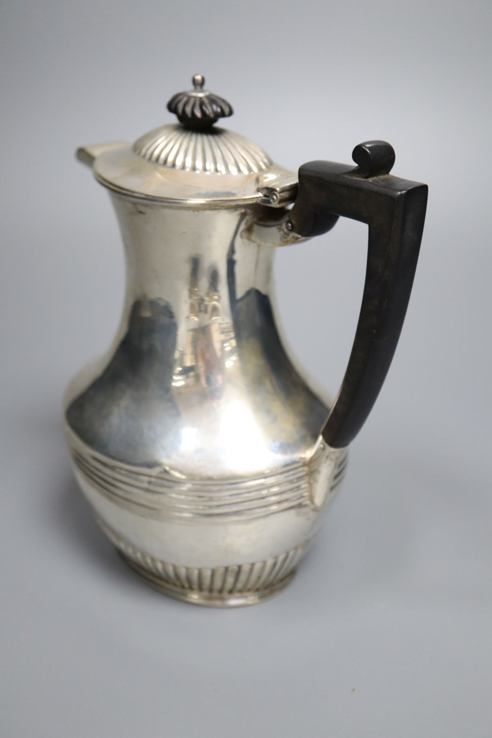 A matched late 19th/early 20th century demi-fluted silver three piece tea set, Sheffield, 1899 & London, 1901, gross 21.5 oz.